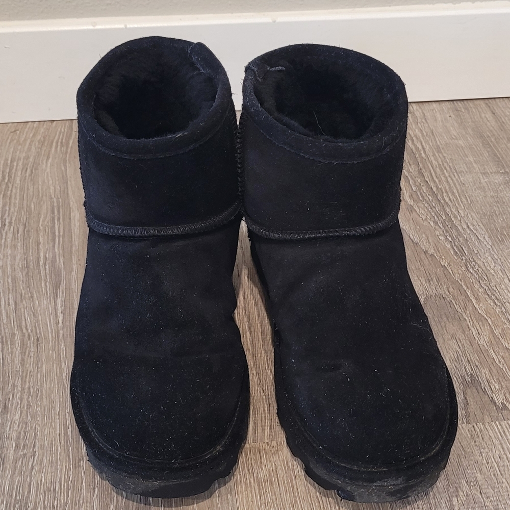 Women's Bearpaws size 8
